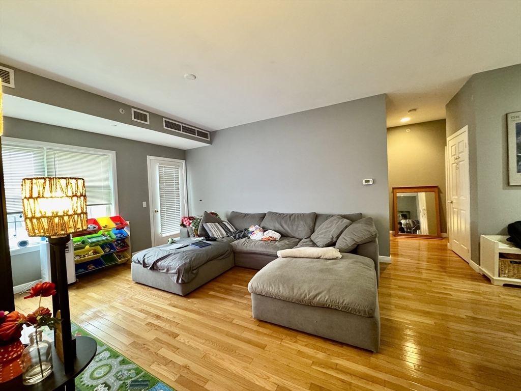 8 Walnut St 408