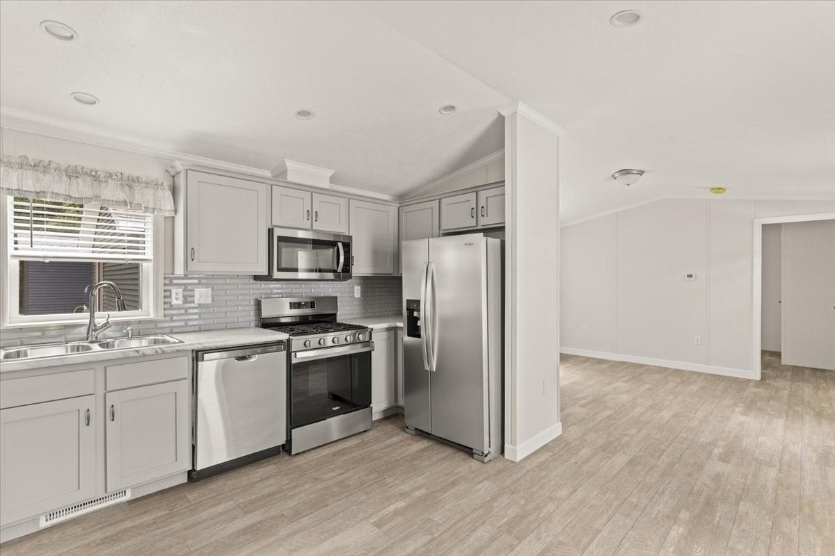 1540 Broadway 17
