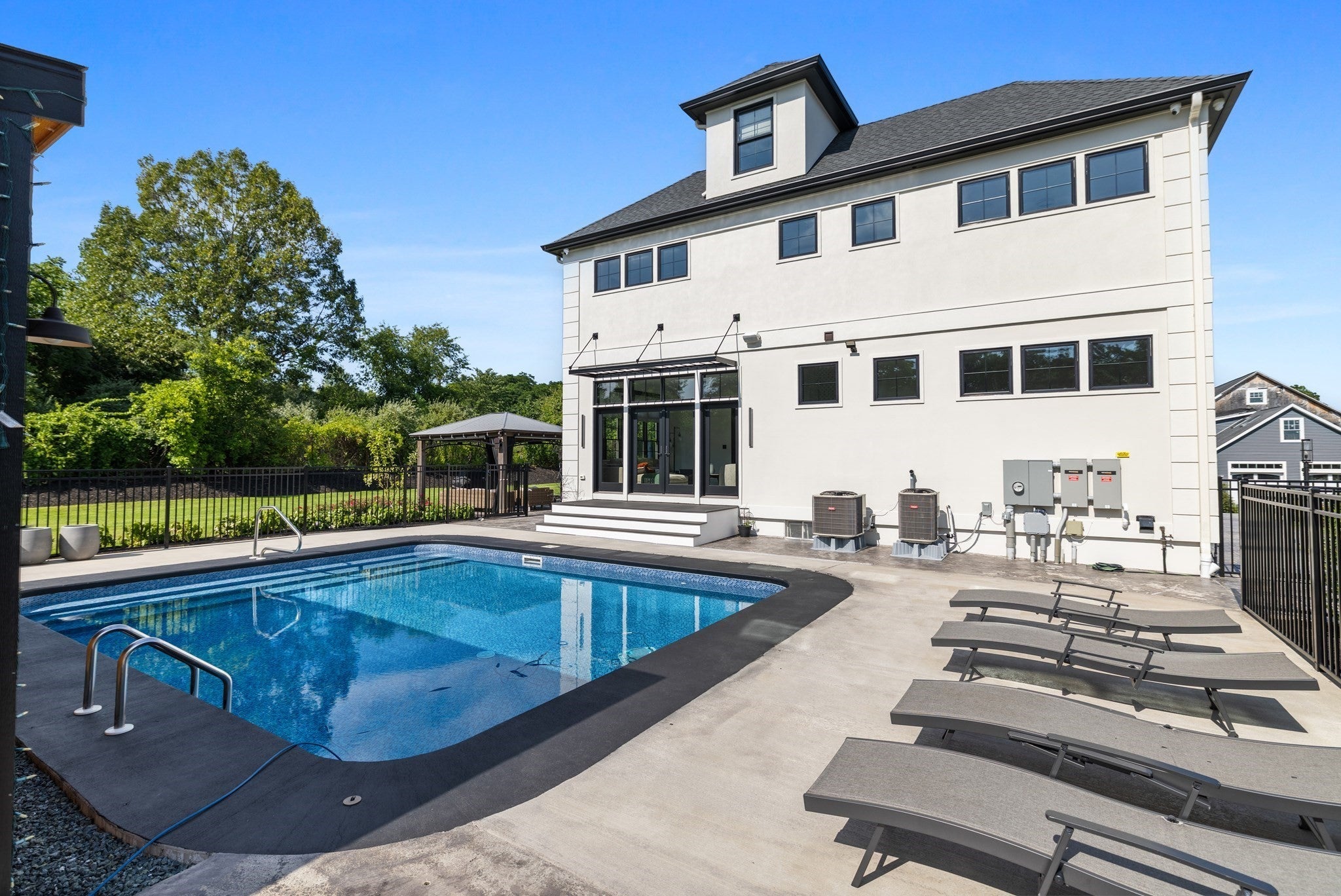 19 Bridle Spur Ln