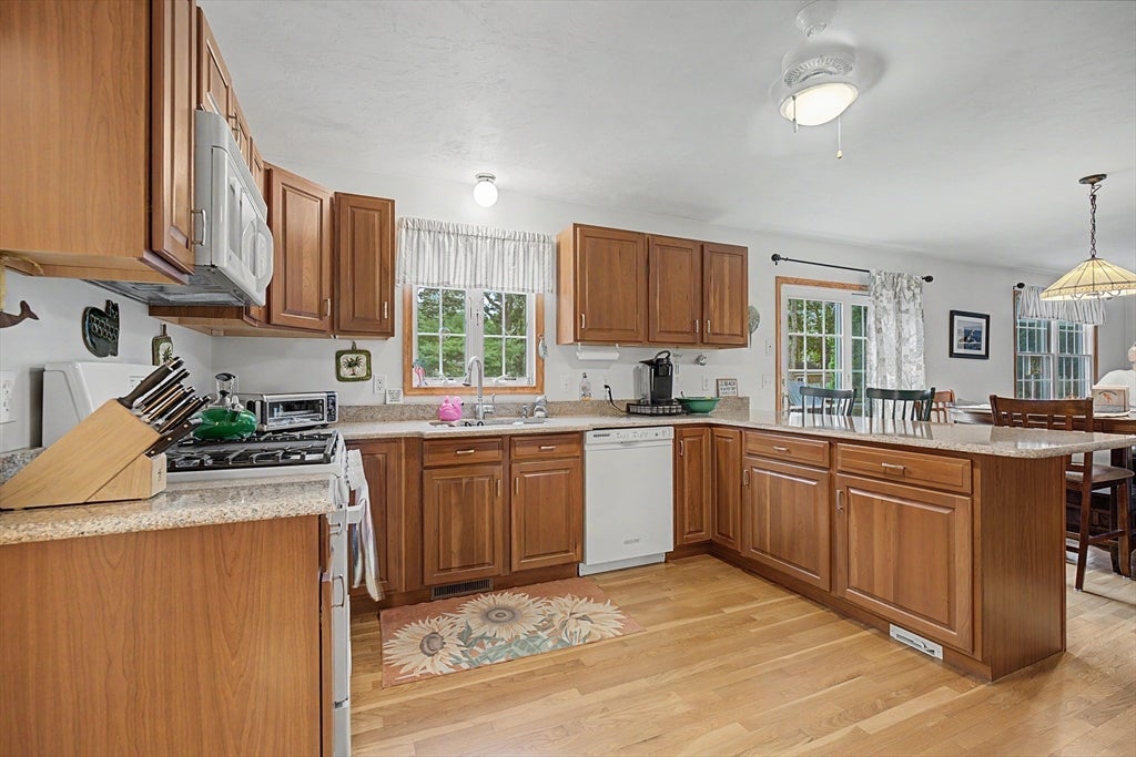 12 Gordon Ln, Yarmouth, MA Photo #4