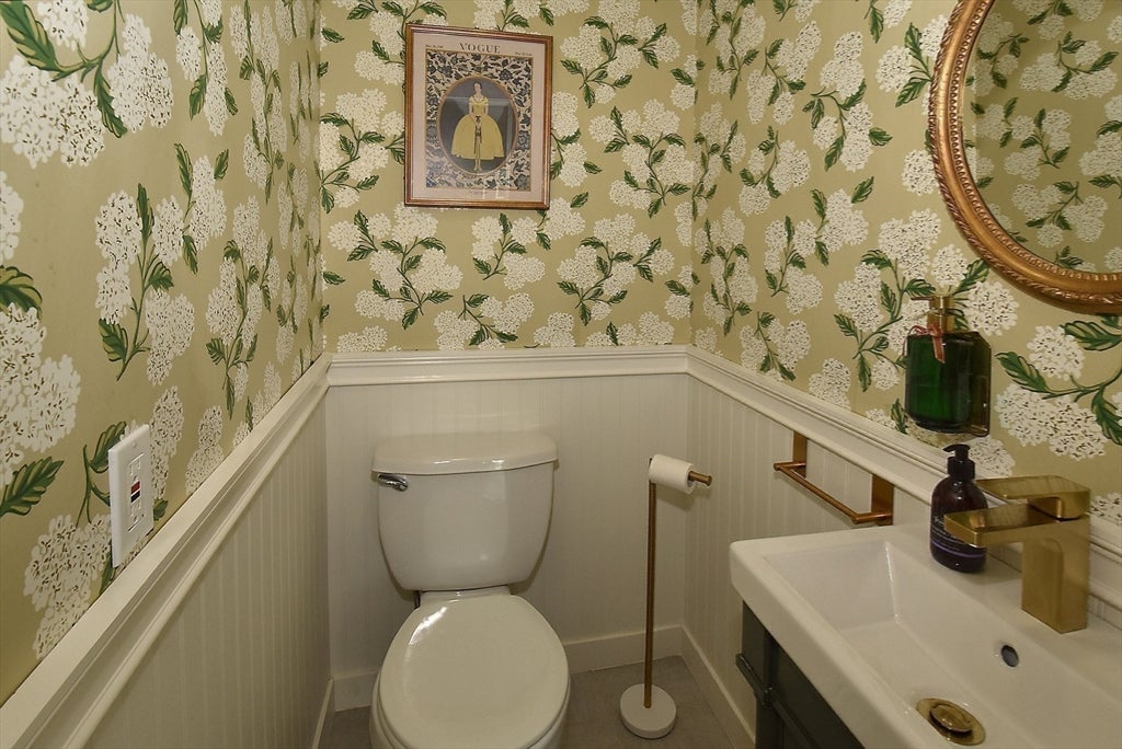105 Edgewood Ave, Longmeadow, MA Photo #16