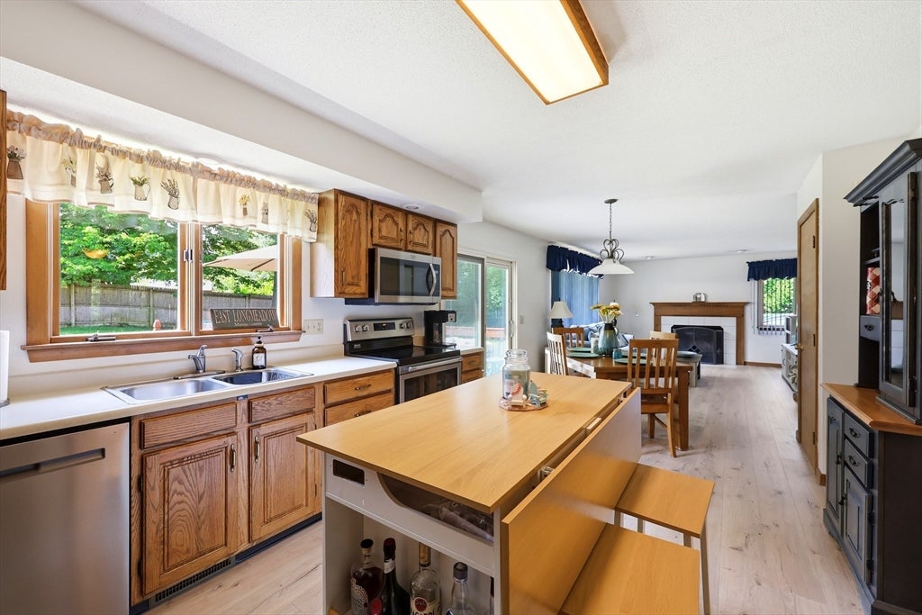 16 Lessard CIR, East Longmeadow, MA, 16 Lessard CIR, East Longmeadow, MA Photo #5