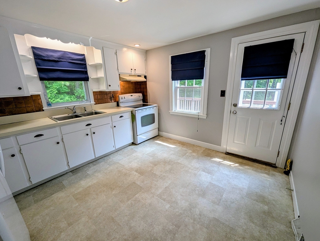 Franklin, Massachusetts 02038, United States, 4 Bedrooms Bedrooms, ,1 BathroomBathrooms,Residential,Pending,150367