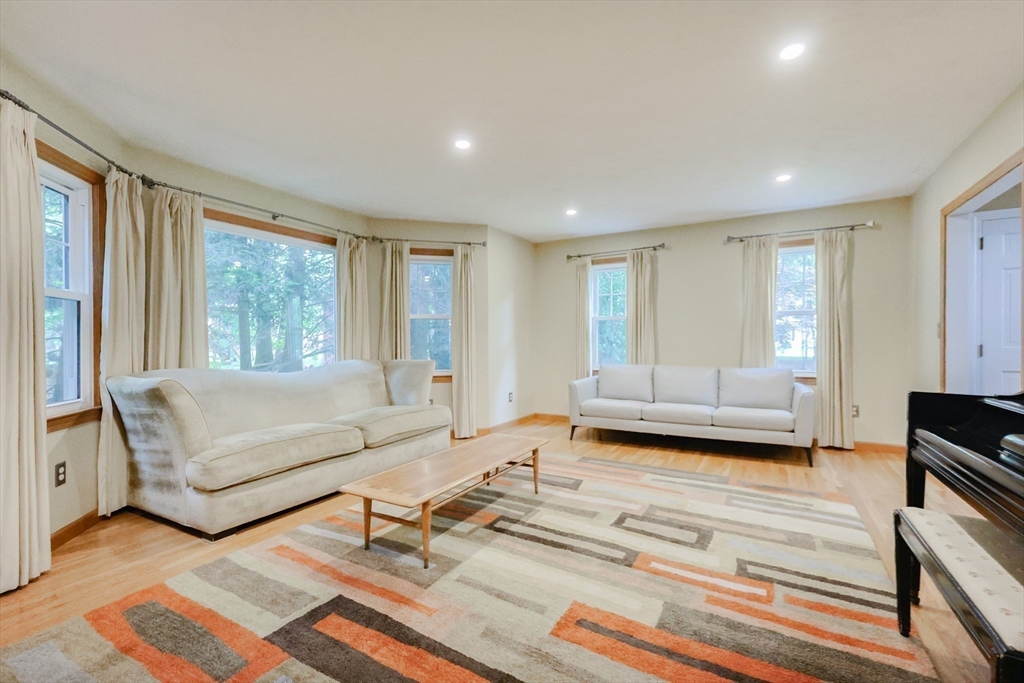 233 Willowgate Rise