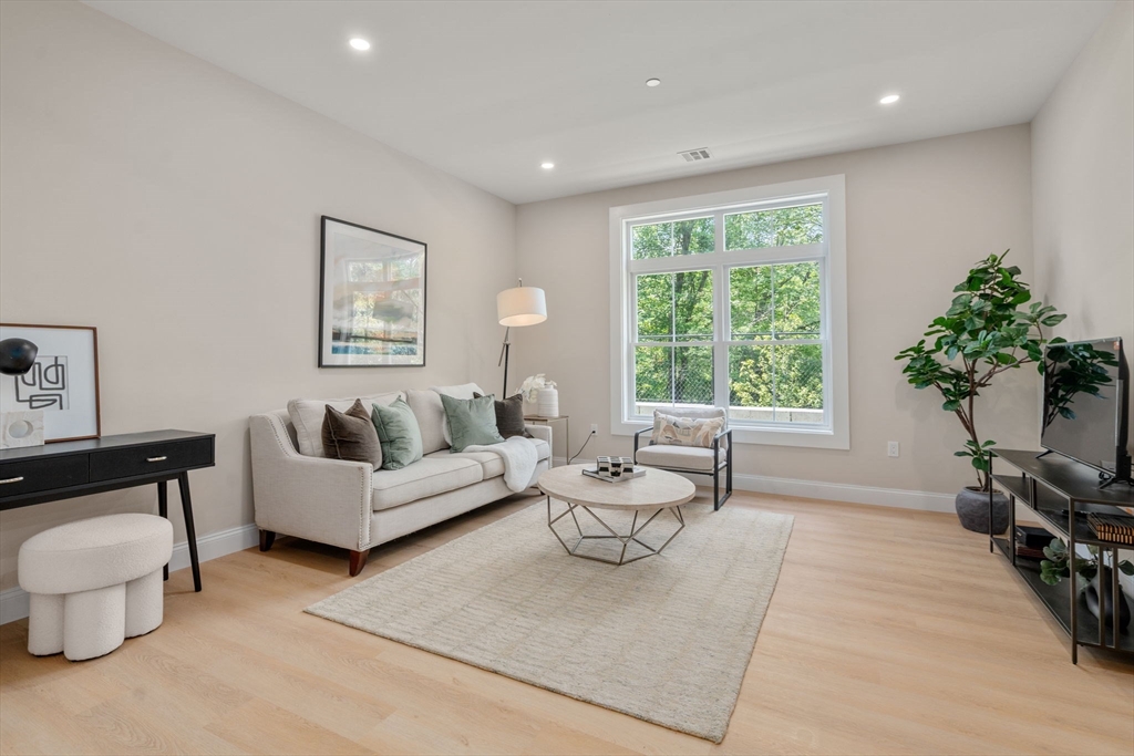 7 Cross St 302