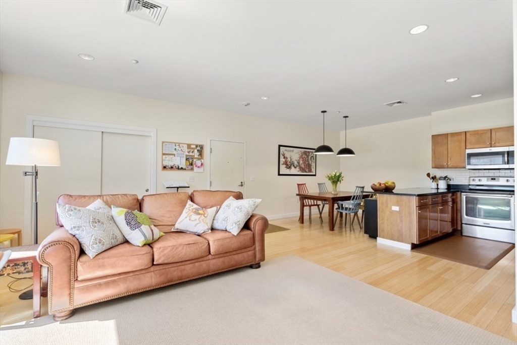 Boston, Massachusetts 02135, United States, 2 Bedrooms Bedrooms, ,2 BathroomsBathrooms,Residential,Active,127470