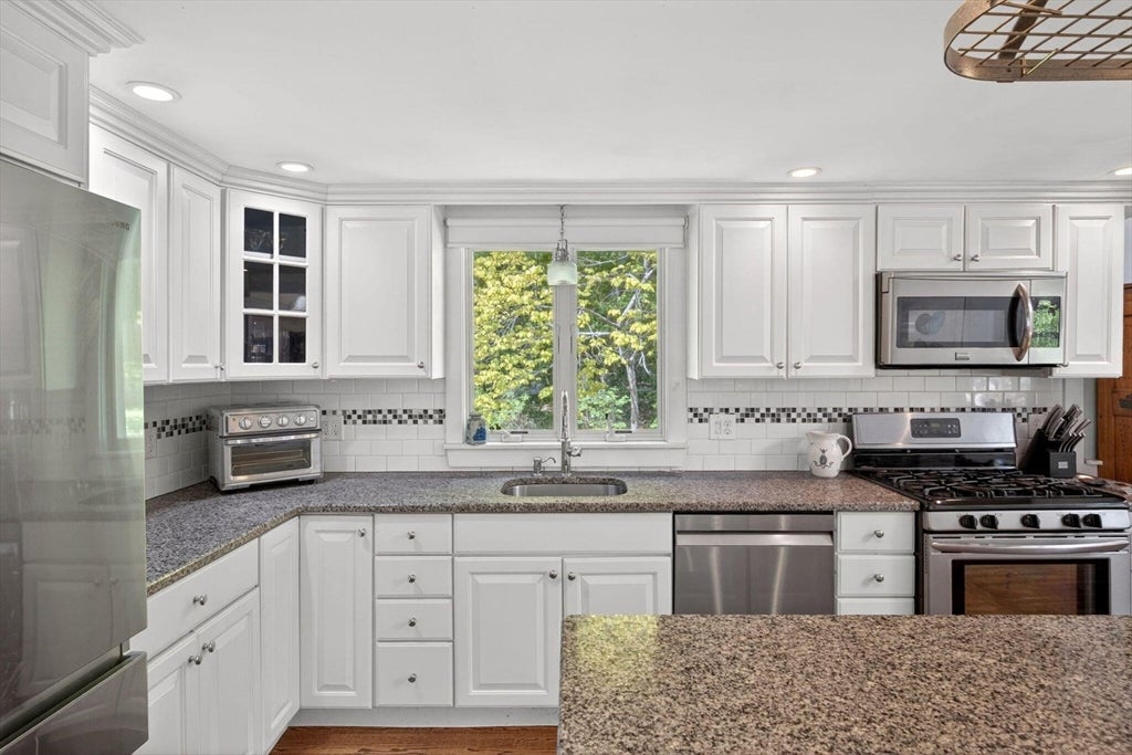 4 Forsythia Dr