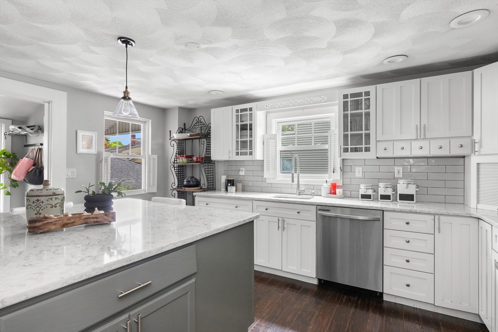 9 Elm Ct, Andover, MA Photo #2