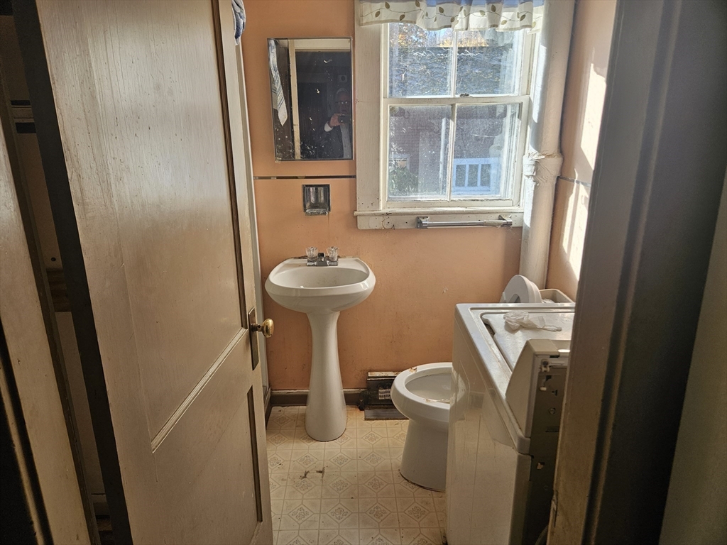 Lowell, Massachusetts 01850, United States, 2 Bedrooms Bedrooms, ,1 BathroomBathrooms,Residential,Pending,34185