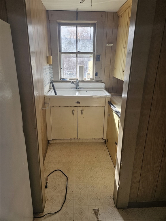 Lowell, Massachusetts 01850, United States, 2 Bedrooms Bedrooms, ,1 BathroomBathrooms,Residential,Pending,34185