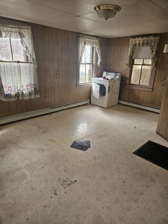 Lowell, Massachusetts 01850, United States, 2 Bedrooms Bedrooms, ,1 BathroomBathrooms,Residential,Pending,34185