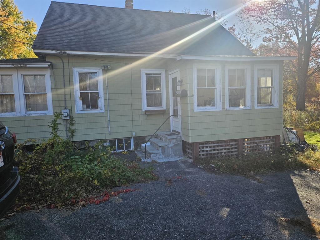 Lowell, Massachusetts 01850, United States, 2 Bedrooms Bedrooms, ,1 BathroomBathrooms,Residential,Pending,34185