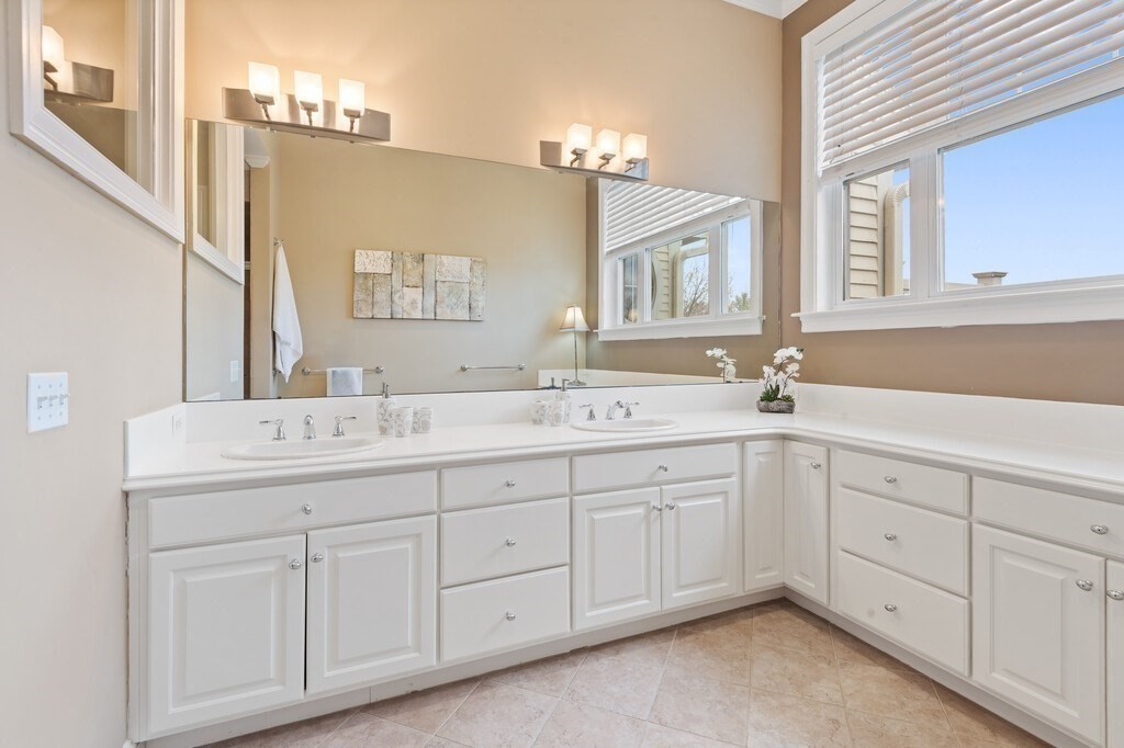 Southborough, Massachusetts 01772, United States, 2 Bedrooms Bedrooms, ,3 BathroomsBathrooms,Residential,Active,111964