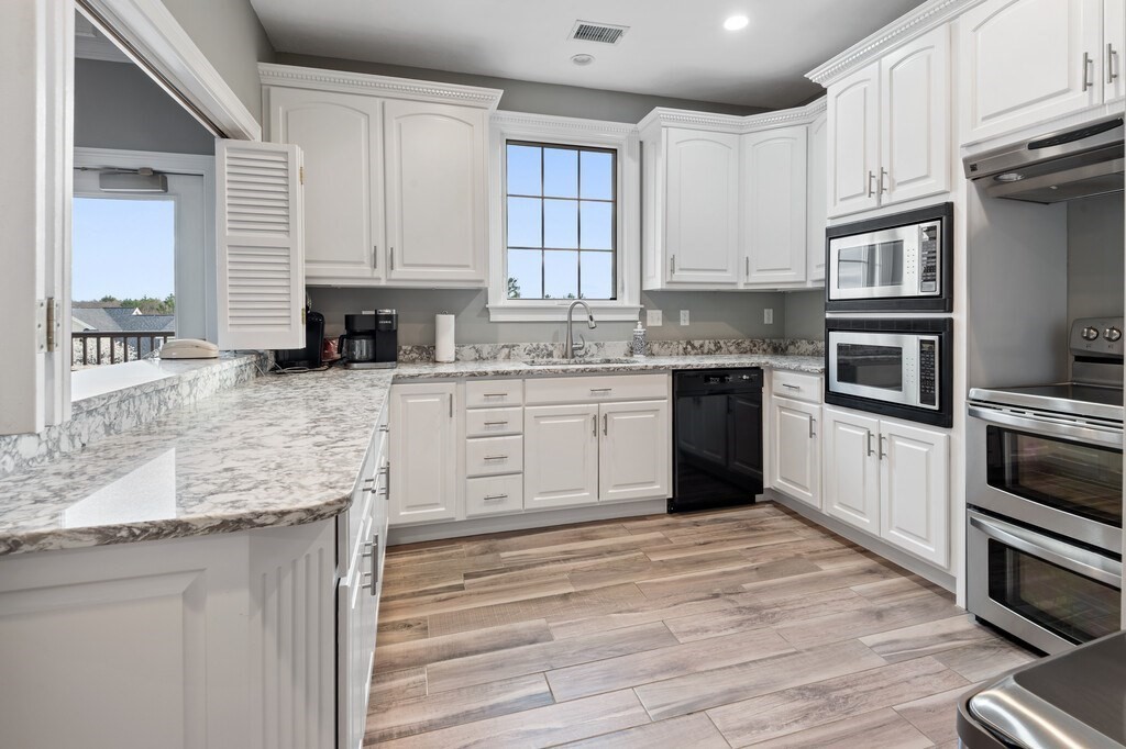 Southborough, Massachusetts 01772, United States, 2 Bedrooms Bedrooms, ,3 BathroomsBathrooms,Residential,Active,111964