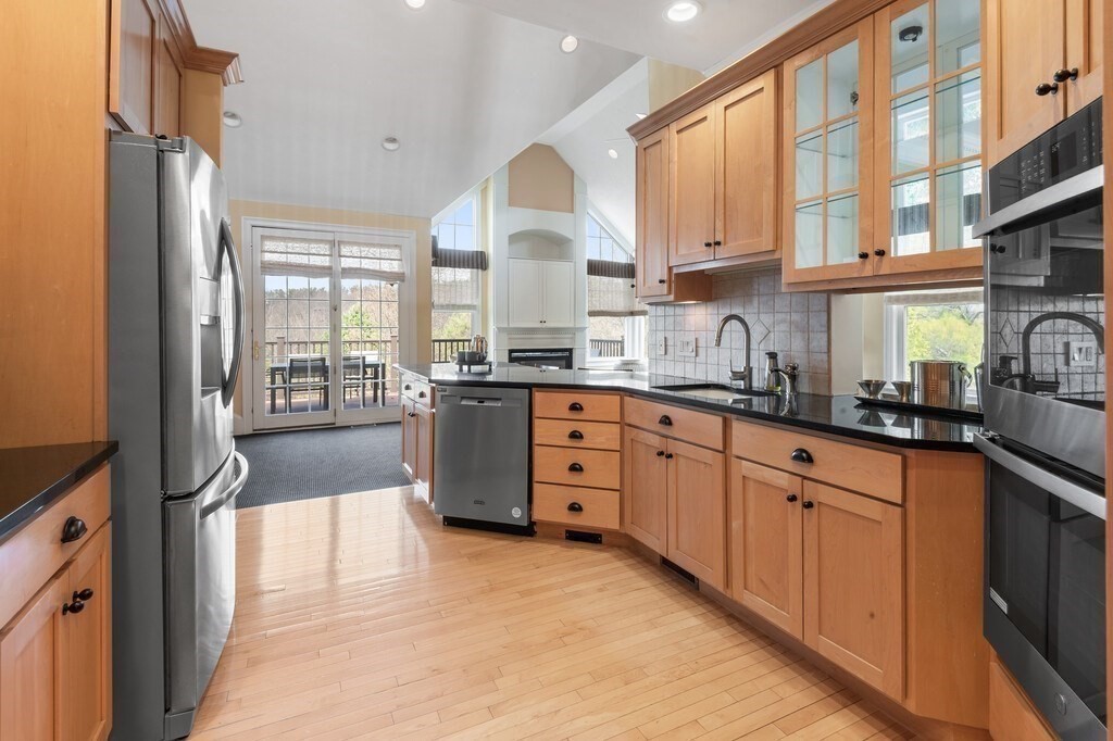 Southborough, Massachusetts 01772, United States, 2 Bedrooms Bedrooms, ,3 BathroomsBathrooms,Residential,Active,111964