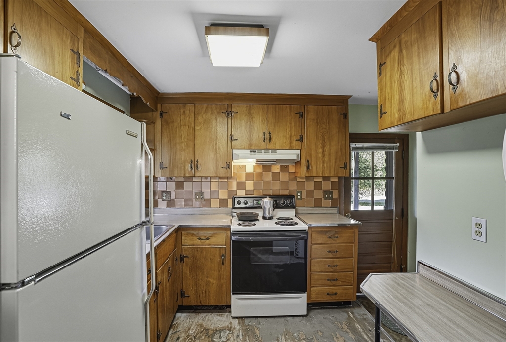 Framingham, Massachusetts 01701, United States, 3 Bedrooms Bedrooms, ,1 BathroomBathrooms,Residential,Pending,208123