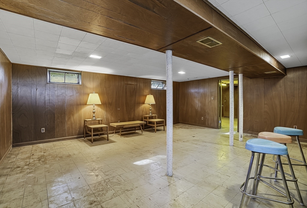 Framingham, Massachusetts 01701, United States, 3 Bedrooms Bedrooms, ,1 BathroomBathrooms,Residential,Pending,208123