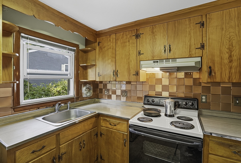 Framingham, Massachusetts 01701, United States, 3 Bedrooms Bedrooms, ,1 BathroomBathrooms,Residential,Pending,208123