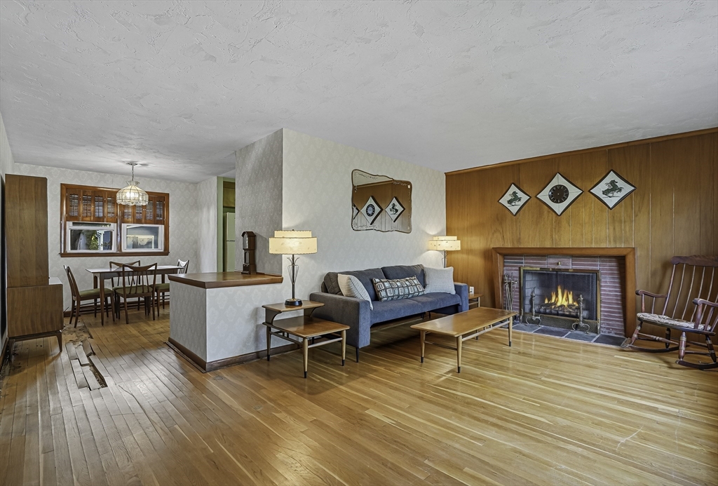 Framingham, Massachusetts 01701, United States, 3 Bedrooms Bedrooms, ,1 BathroomBathrooms,Residential,Pending,208123