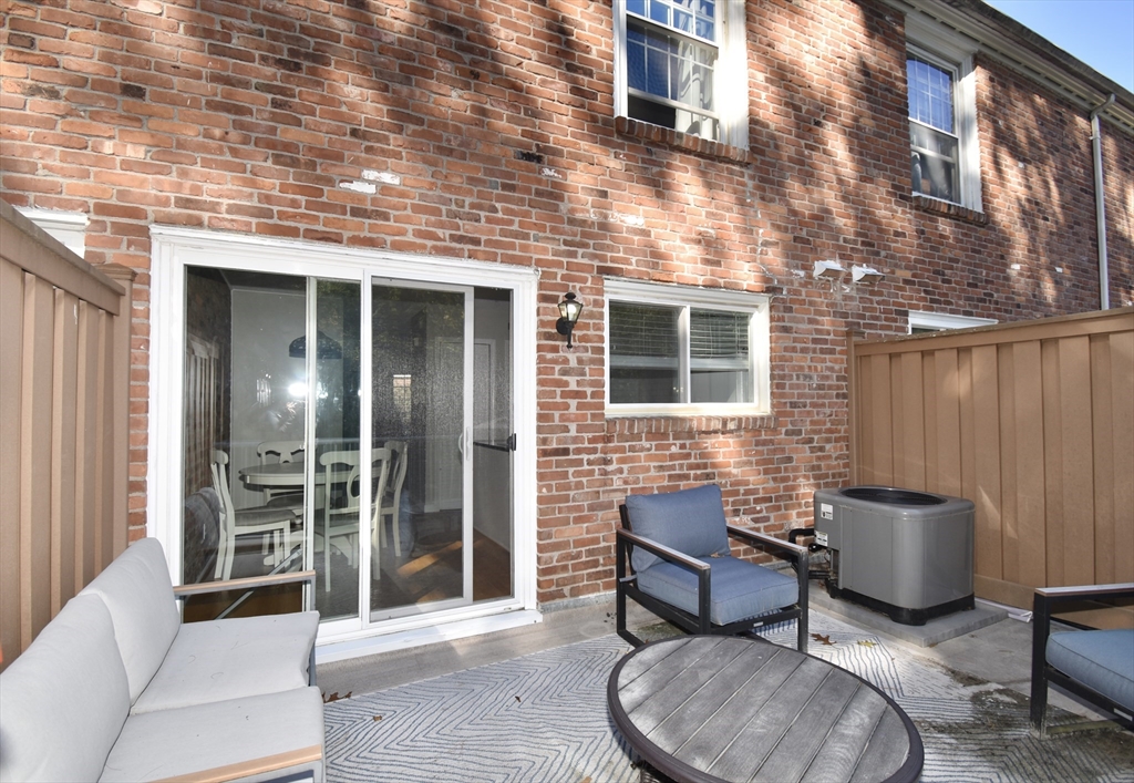 Springfield, Massachusetts 01106, United States, 2 Bedrooms Bedrooms, ,2 BathroomsBathrooms,Residential,Active,248088