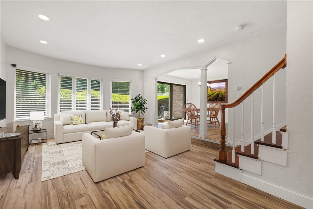 11 Cobblestone Ln