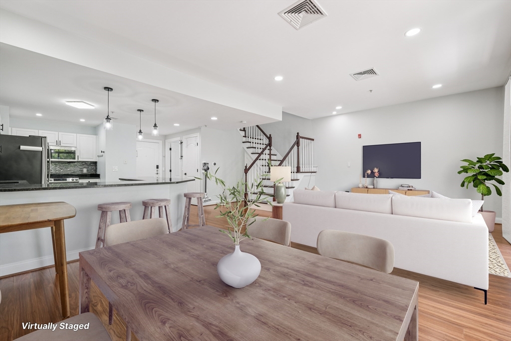 614 Pond St 2104