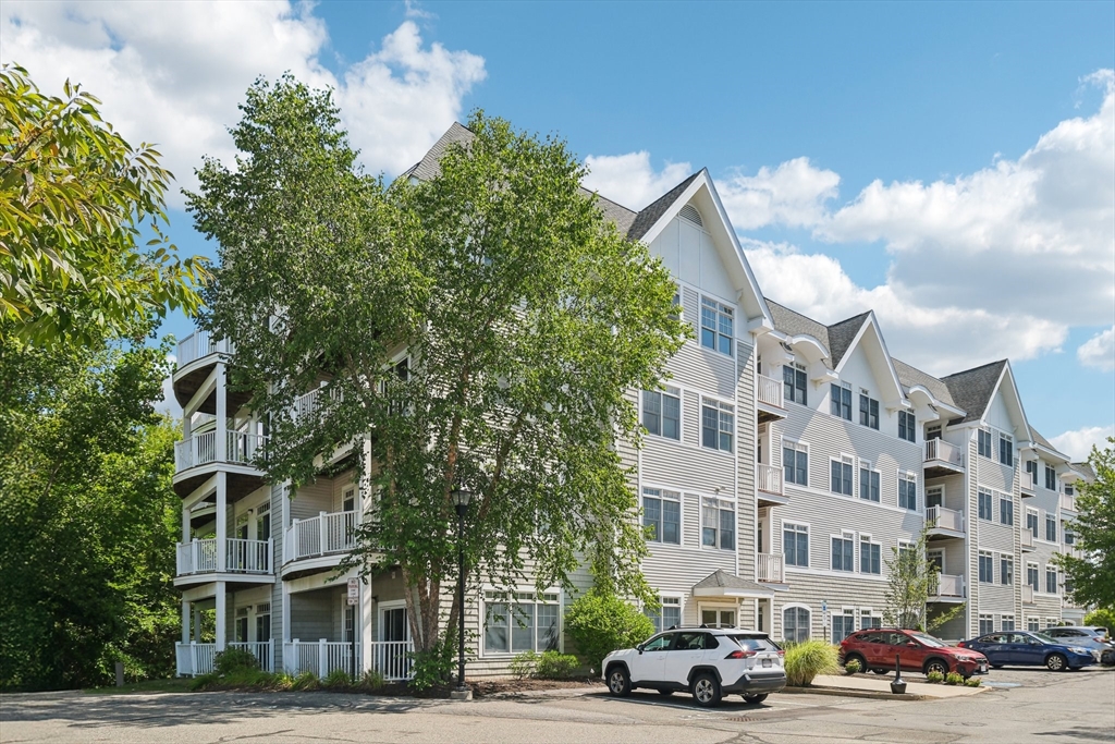 614 Pond St 2104