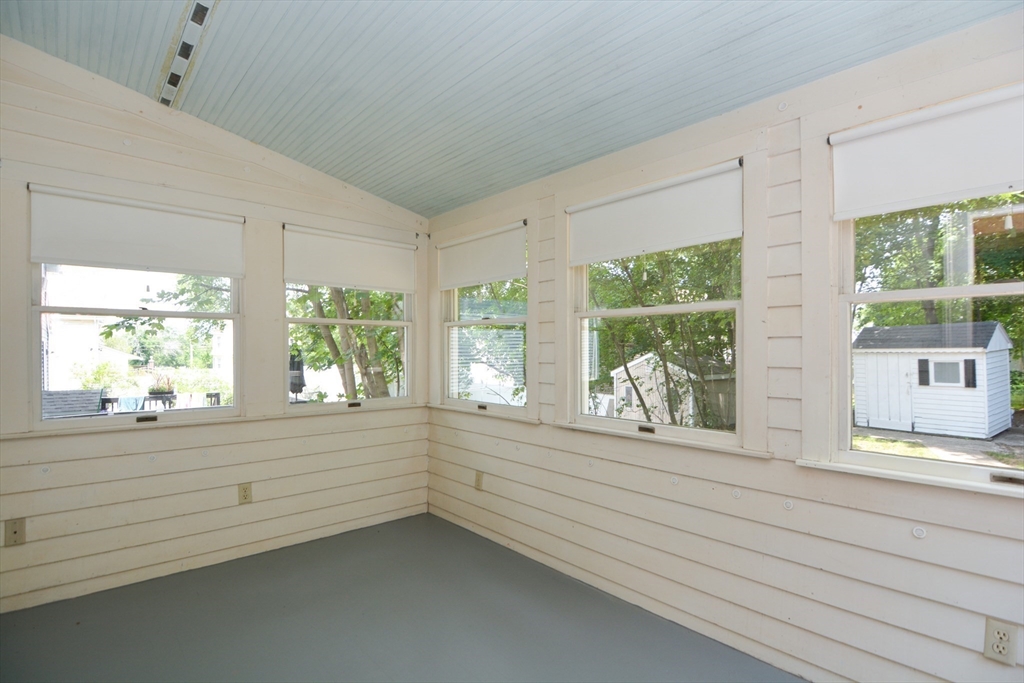 Peabody, Massachusetts 01960, United States, 3 Bedrooms Bedrooms, ,1 BathroomBathrooms,Residential,Pending,152017