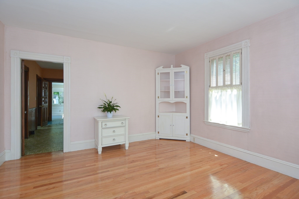 Peabody, Massachusetts 01960, United States, 3 Bedrooms Bedrooms, ,1 BathroomBathrooms,Residential,Pending,152017