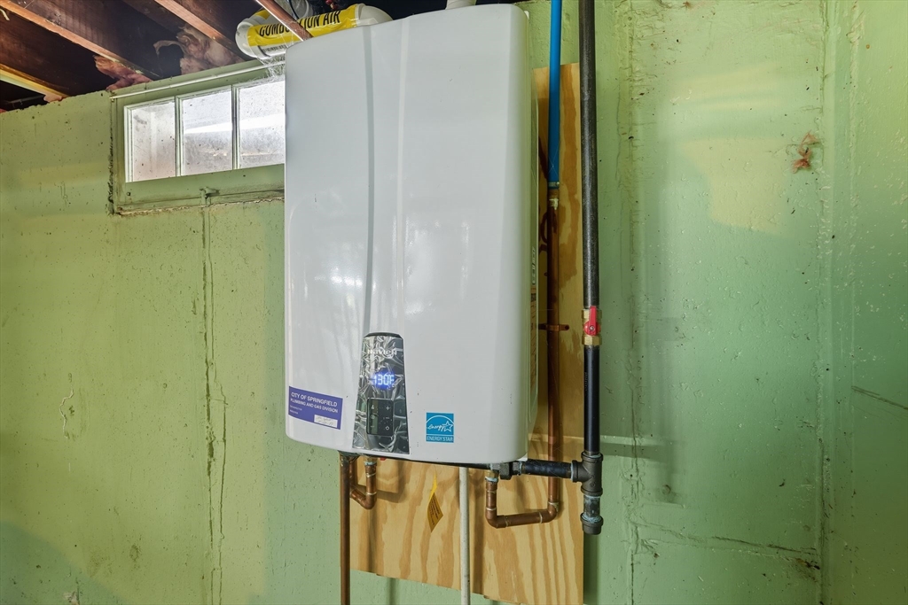 Springfield, Massachusetts 01108, United States, 2 Bedrooms Bedrooms, ,1 BathroomBathrooms,Residential,Active,220240