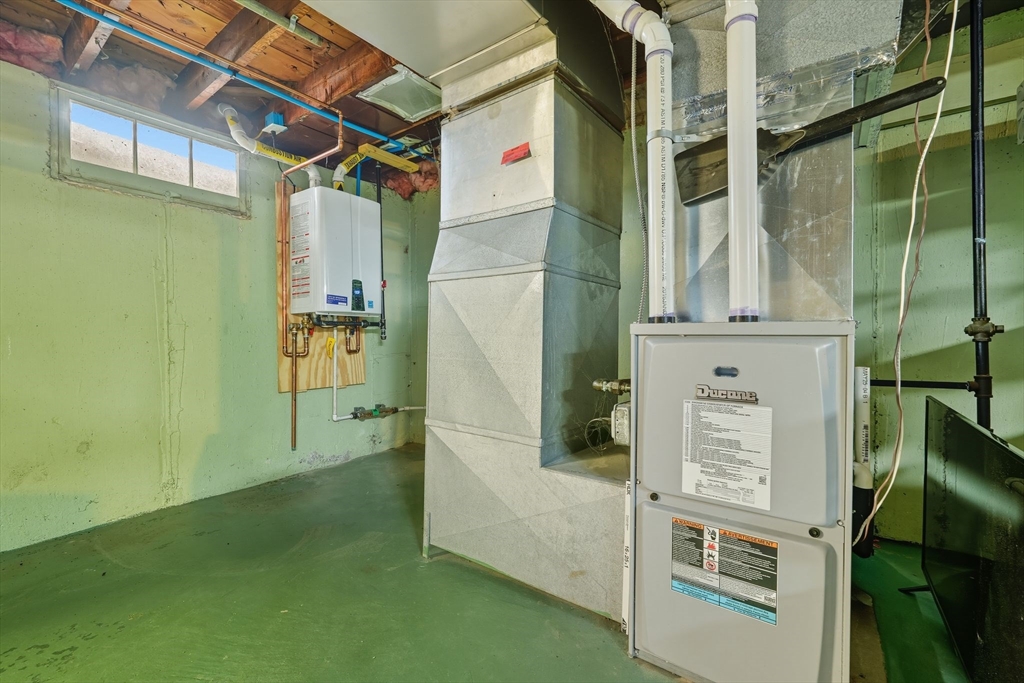 Springfield, Massachusetts 01108, United States, 2 Bedrooms Bedrooms, ,1 BathroomBathrooms,Residential,Active,220240