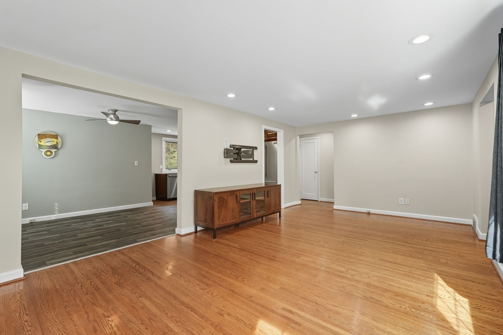 Springfield, Massachusetts 01108, United States, 2 Bedrooms Bedrooms, ,1 BathroomBathrooms,Residential,Active,220240