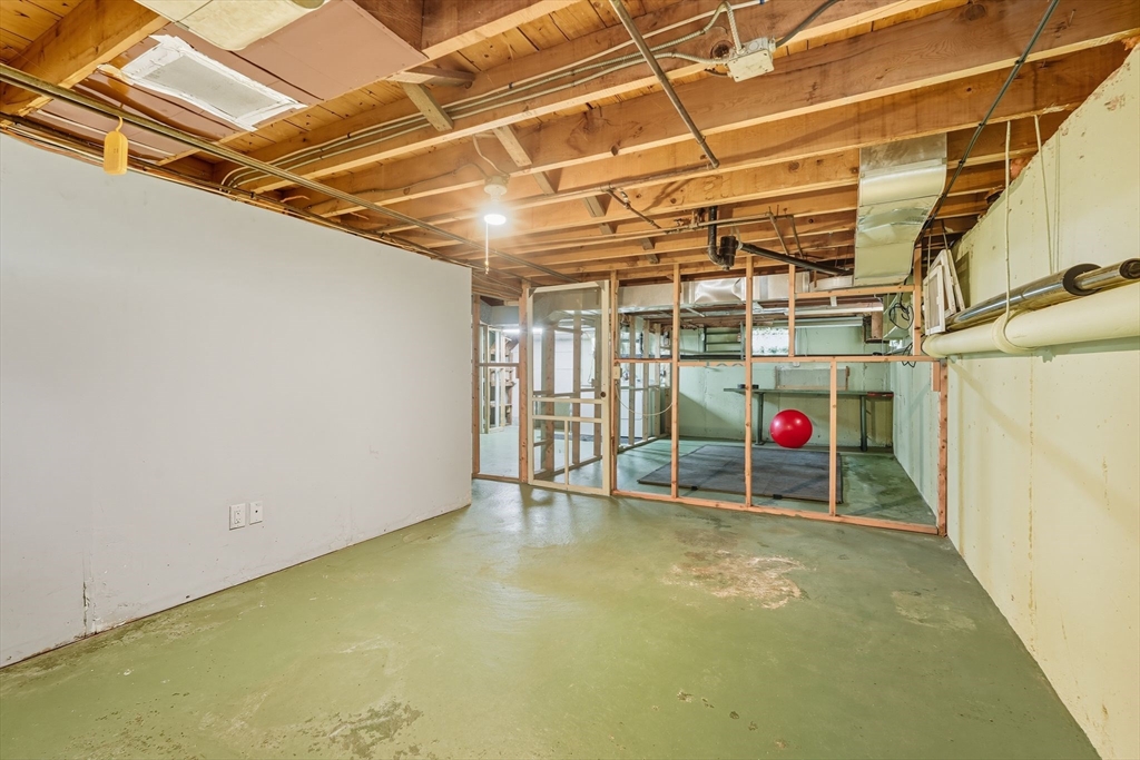 Springfield, Massachusetts 01108, United States, 2 Bedrooms Bedrooms, ,1 BathroomBathrooms,Residential,Active,220240