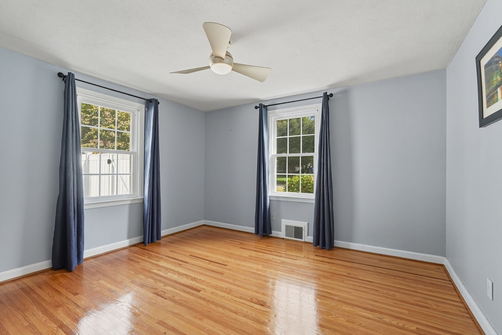 Springfield, Massachusetts 01108, United States, 2 Bedrooms Bedrooms, ,1 BathroomBathrooms,Residential,Active,220240