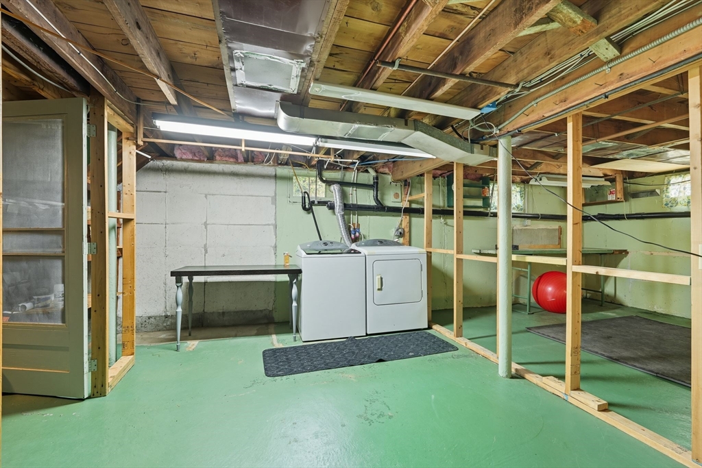 Springfield, Massachusetts 01108, United States, 2 Bedrooms Bedrooms, ,1 BathroomBathrooms,Residential,Active,220240