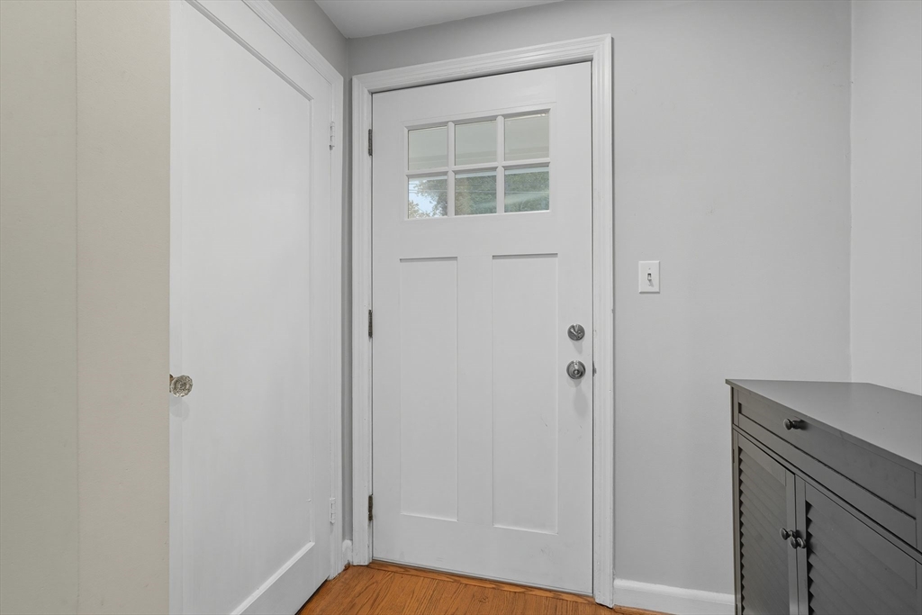 Springfield, Massachusetts 01108, United States, 2 Bedrooms Bedrooms, ,1 BathroomBathrooms,Residential,Active,220240