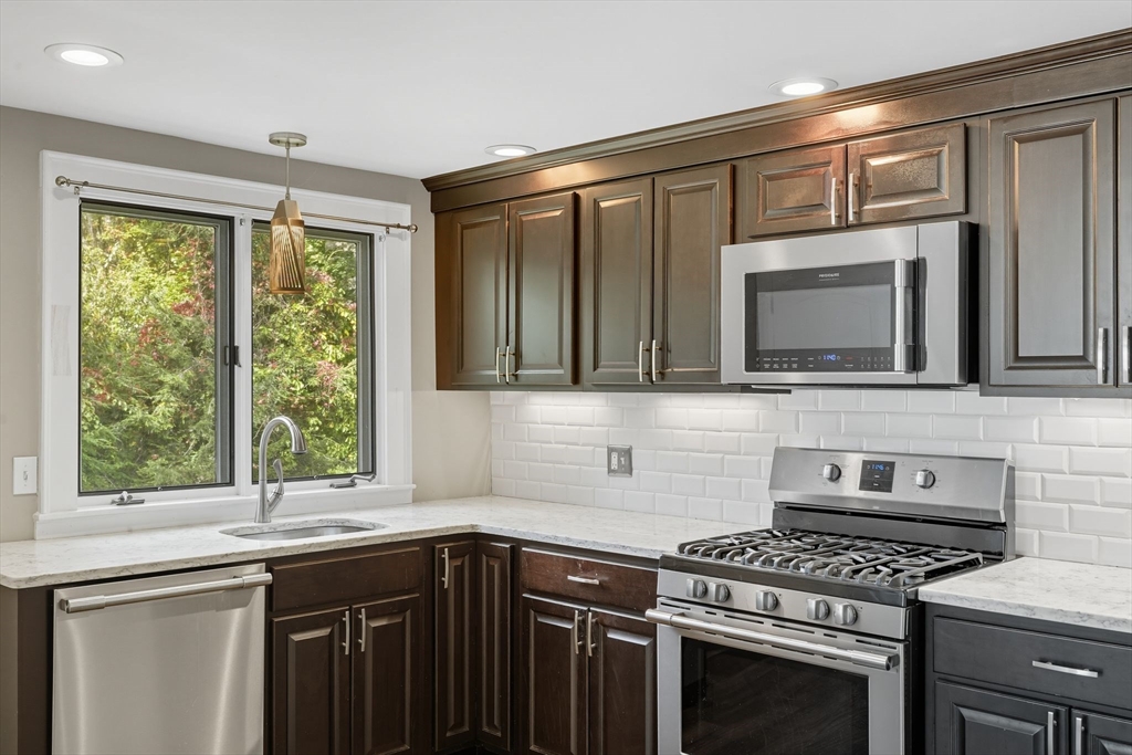 Springfield, Massachusetts 01108, United States, 2 Bedrooms Bedrooms, ,1 BathroomBathrooms,Residential,Active,220240