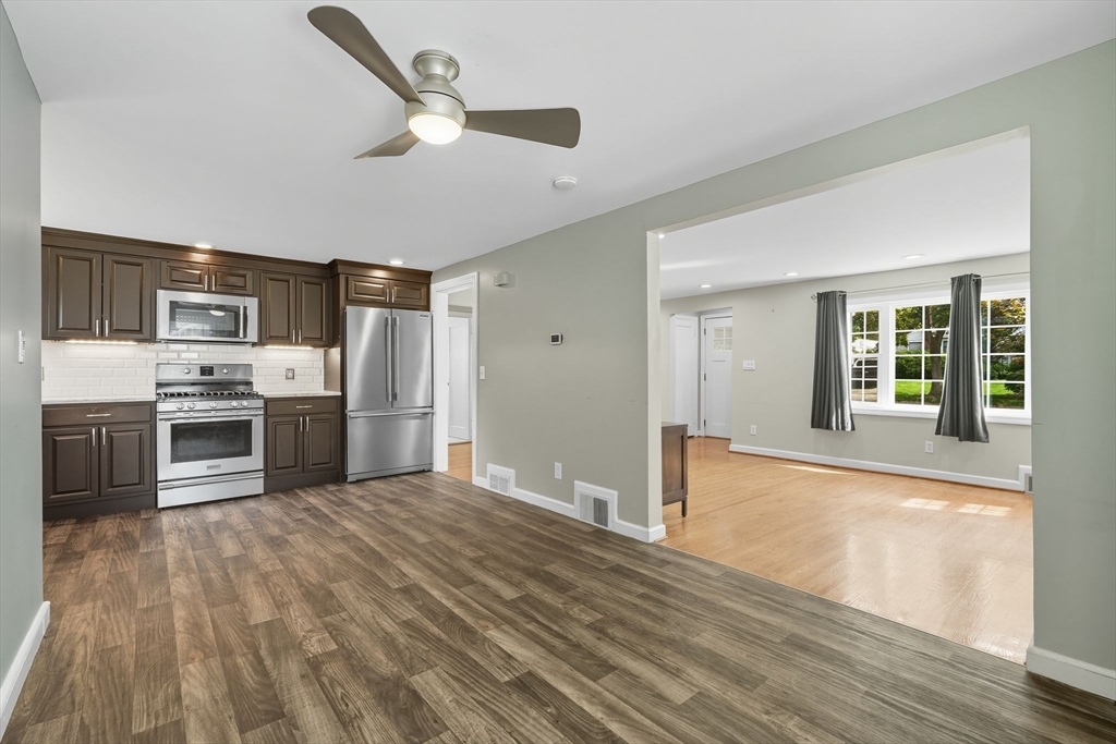 Springfield, Massachusetts 01108, United States, 2 Bedrooms Bedrooms, ,1 BathroomBathrooms,Residential,Active,220240