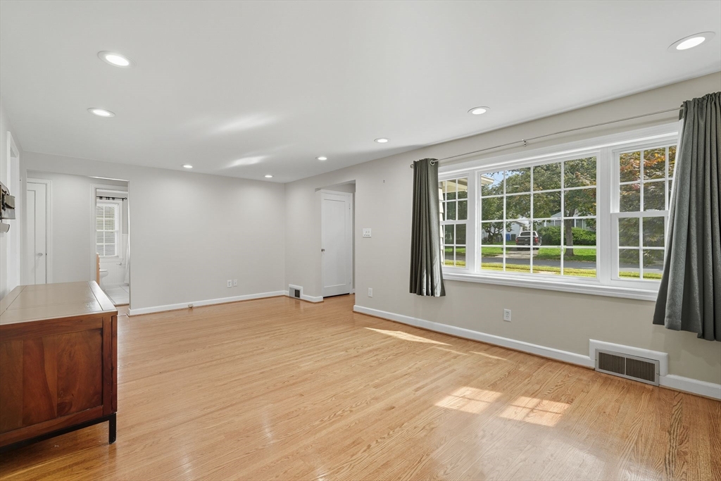 Springfield, Massachusetts 01108, United States, 2 Bedrooms Bedrooms, ,1 BathroomBathrooms,Residential,Active,220240