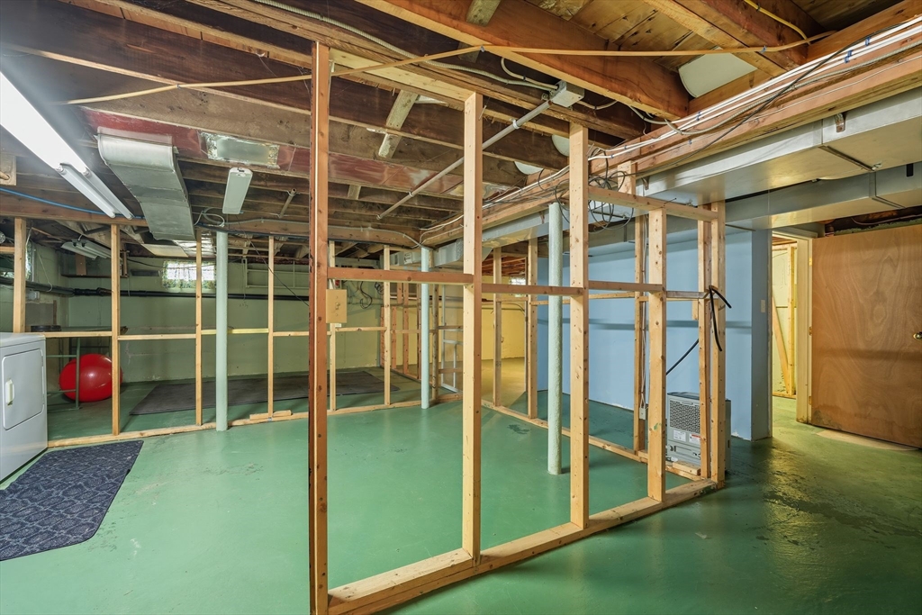 Springfield, Massachusetts 01108, United States, 2 Bedrooms Bedrooms, ,1 BathroomBathrooms,Residential,Active,220240