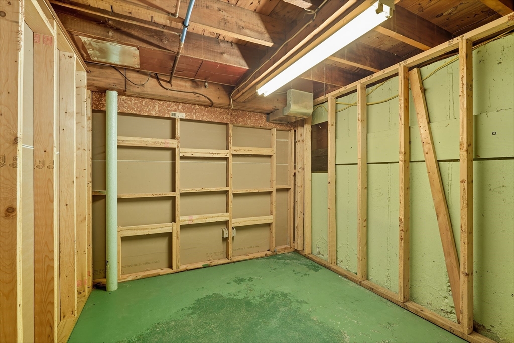 Springfield, Massachusetts 01108, United States, 2 Bedrooms Bedrooms, ,1 BathroomBathrooms,Residential,Active,220240