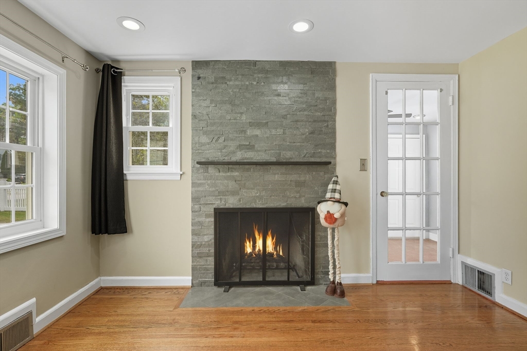 Springfield, Massachusetts 01108, United States, 2 Bedrooms Bedrooms, ,1 BathroomBathrooms,Residential,Active,220240