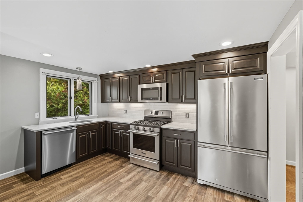 Springfield, Massachusetts 01108, United States, 2 Bedrooms Bedrooms, ,1 BathroomBathrooms,Residential,Active,220240