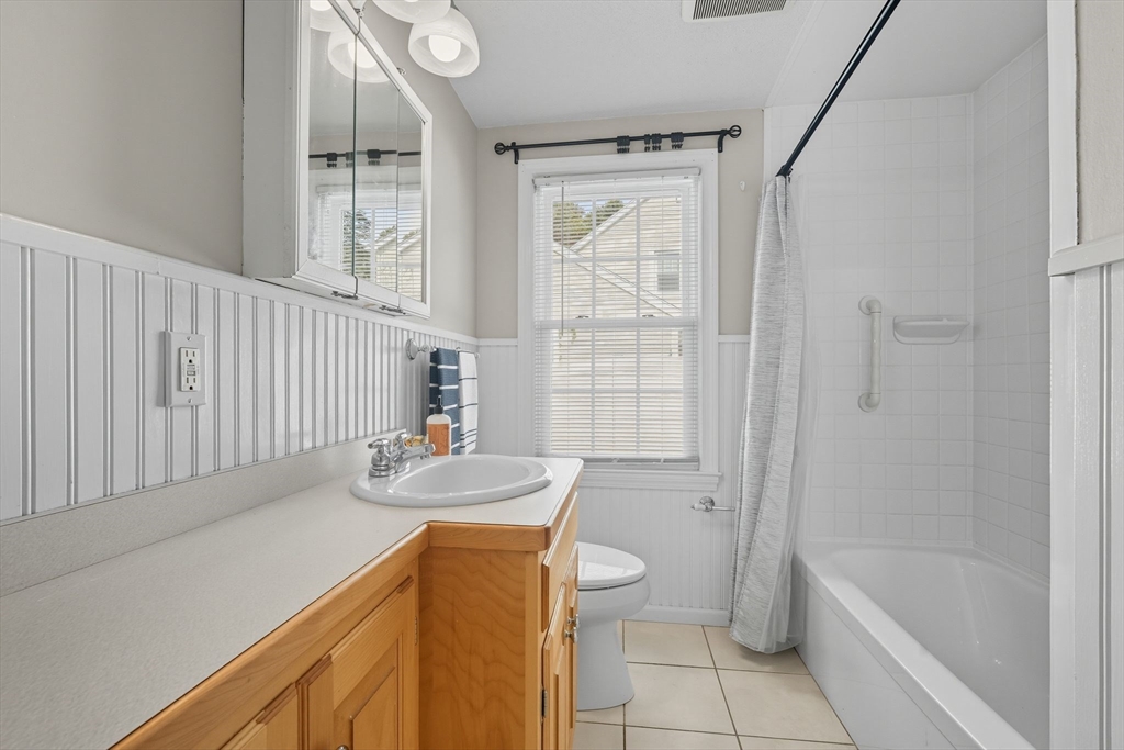 Springfield, Massachusetts 01108, United States, 2 Bedrooms Bedrooms, ,1 BathroomBathrooms,Residential,Active,220240