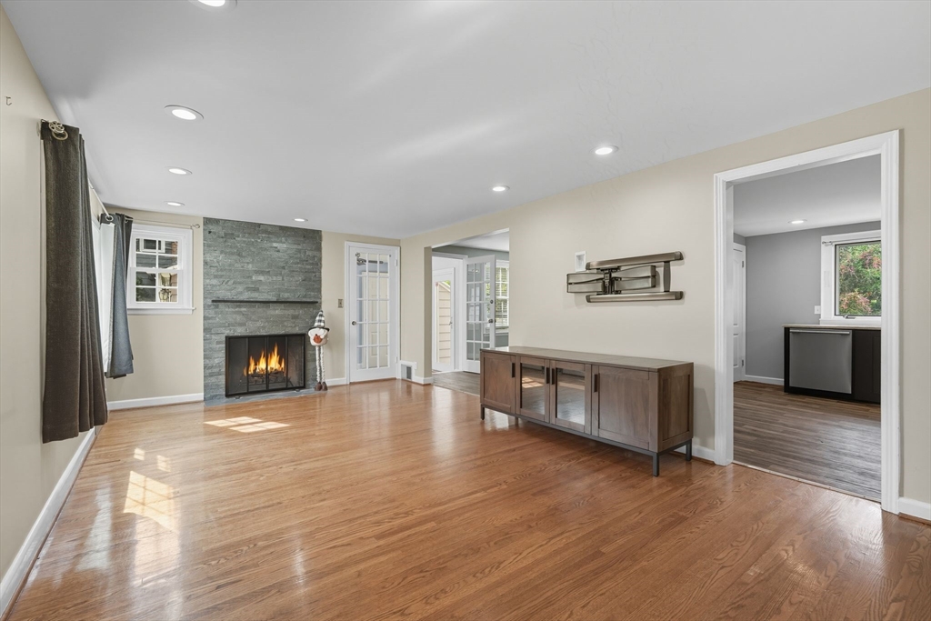 Springfield, Massachusetts 01108, United States, 2 Bedrooms Bedrooms, ,1 BathroomBathrooms,Residential,Active,220240