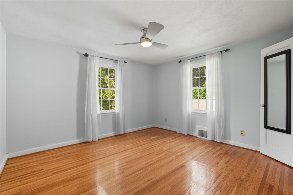 Springfield, Massachusetts 01108, United States, 2 Bedrooms Bedrooms, ,1 BathroomBathrooms,Residential,Active,220240