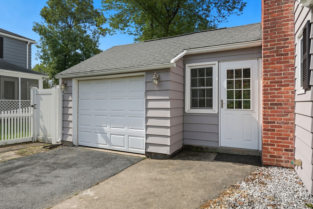 Springfield, Massachusetts 01108, United States, 2 Bedrooms Bedrooms, ,1 BathroomBathrooms,Residential,Active,220240