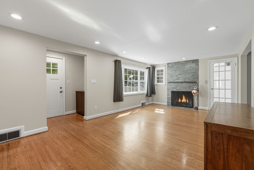 Springfield, Massachusetts 01108, United States, 2 Bedrooms Bedrooms, ,1 BathroomBathrooms,Residential,Active,220240