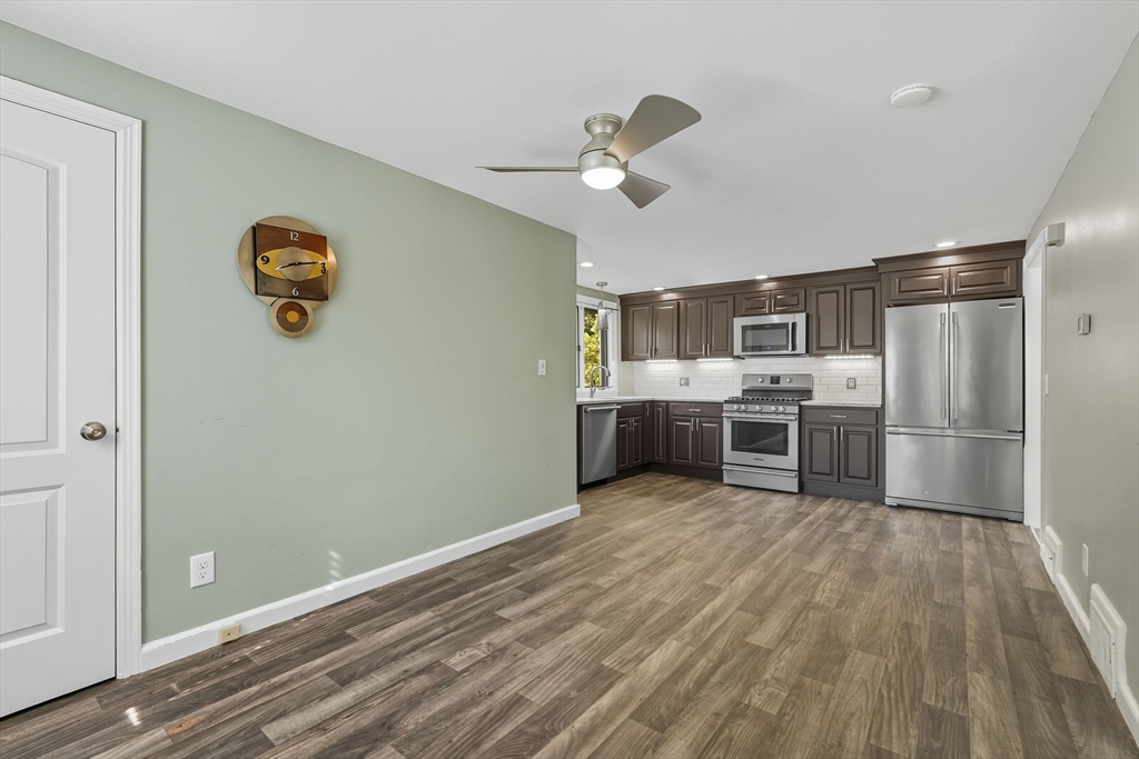 Springfield, Massachusetts 01108, United States, 2 Bedrooms Bedrooms, ,1 BathroomBathrooms,Residential,Active,220240