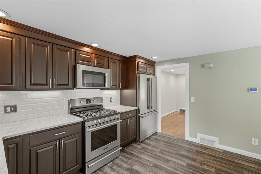 Springfield, Massachusetts 01108, United States, 2 Bedrooms Bedrooms, ,1 BathroomBathrooms,Residential,Active,220240